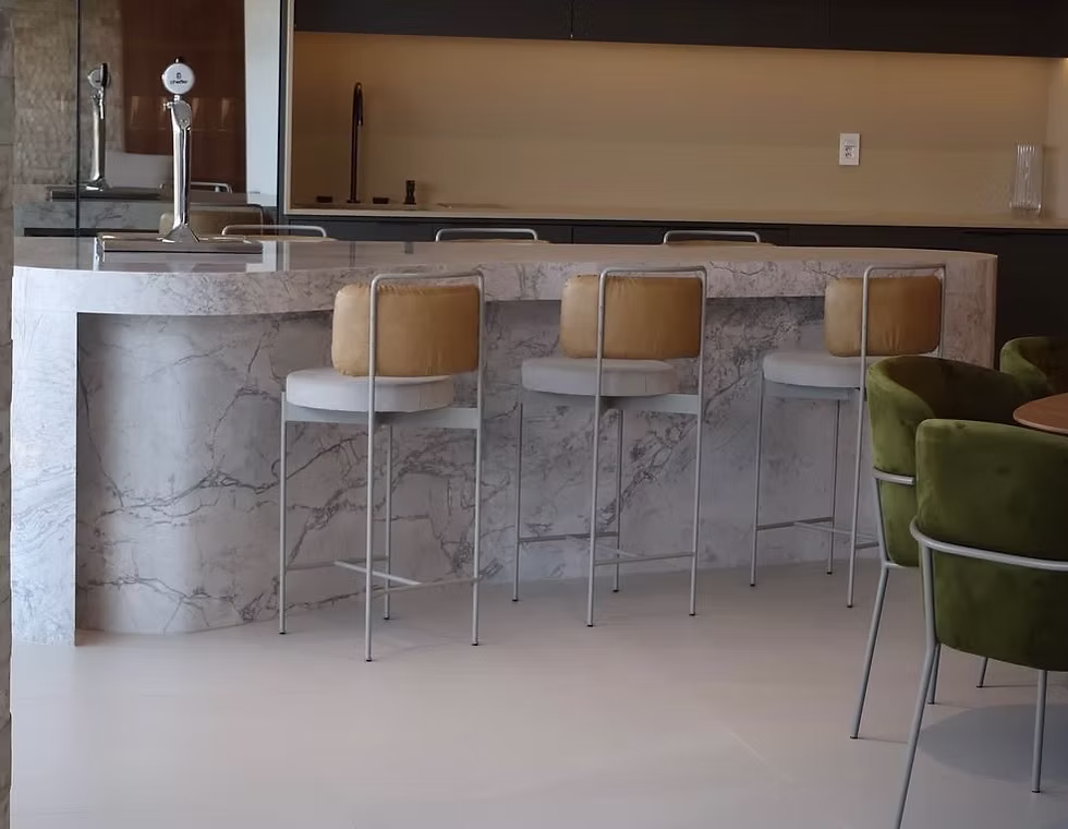 Bancada de bar em mármore com acabamento levigado.